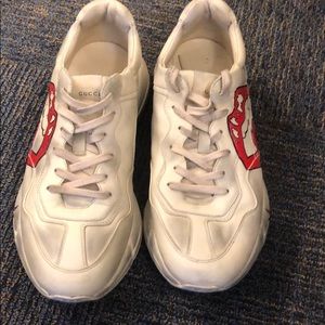 Rhyton sneaker with mouth print size